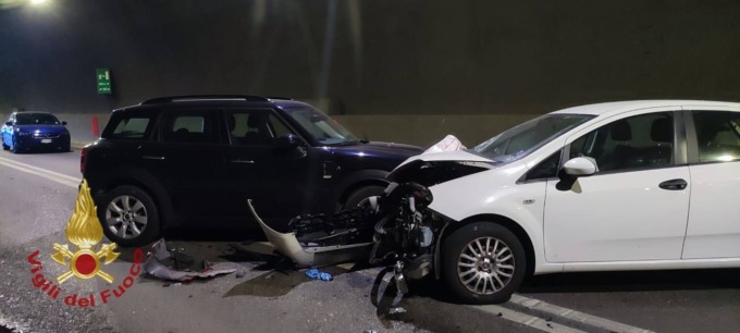 Traffico in tilt dalla Val Seriana verso Bergamo: incidente tra un camion tre auto nella Montenegrone