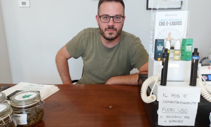 Treviglio, Pos negato al venditore di cannabis legale (e ha fatto anche fatica ad aprire il conto)