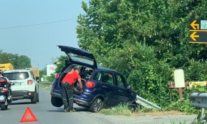 Auto uscita di strada a Cassano d’Adda