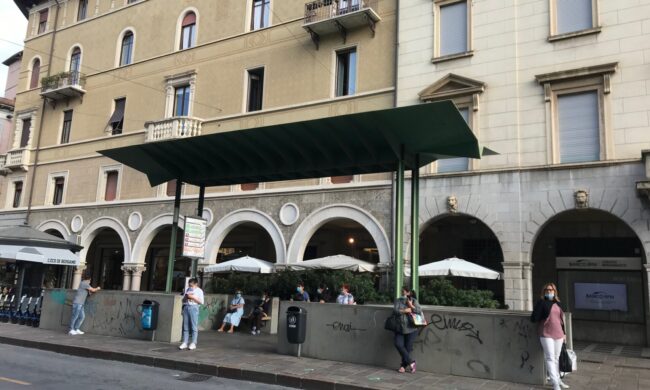 Addio alla pensilina di via Zambonate, sostituita da una struttura simile a quelle di Porta Nuova
