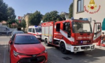 Neonato resta chiuso dentro un'auto, liberato dai vigili del fuoco