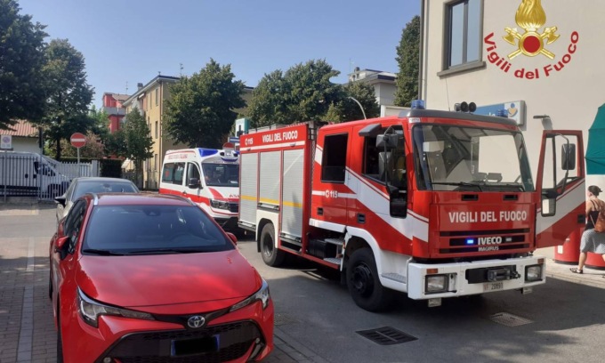 Neonato resta chiuso dentro un’auto, liberato dai vigili del fuoco