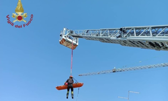 Malore in cantiere, operaio salvato dai vigili del fuoco