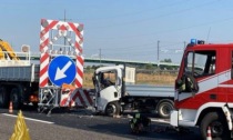 Si schianta con il furgone contro un mezzo da cantiere sulla Brebemi, grave 61enne