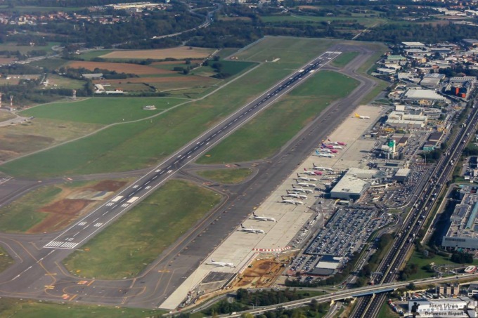 Ricarica di veicoli elettrici mentre viaggiano, l’aeroporto di Orio collabora con la Brebemi