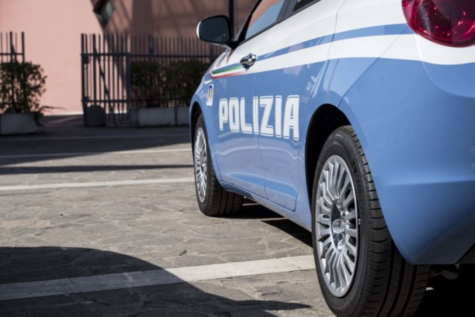 Bimba trovata morta a Milano: la madre l’ha lasciata sola sei giorni per andare dal compagno a Leffe