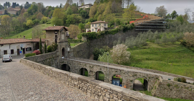 Città Alta, in Porta San Lorenzo sarà attivata una Ztl: stop a chi “taglia” per Valverde