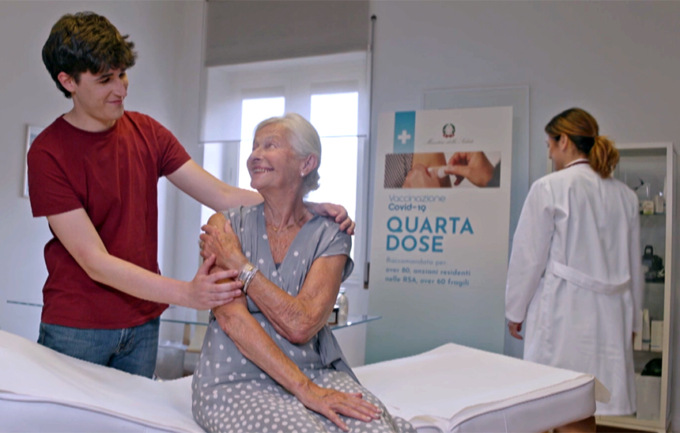 Fontana: «Nei grandi hub già pronti per la quarta dose agli over 60»