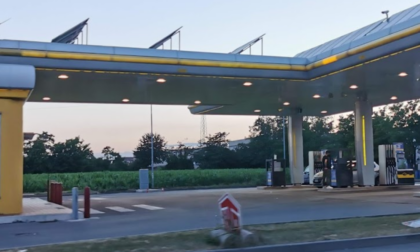 Seriate, il totem del distributore di benzina che parla in dialetto bergamasco