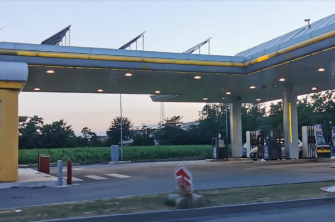 Seriate, il totem del distributore di benzina che parla in dialetto bergamasco