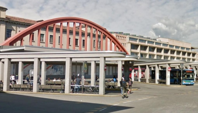 Stazione autolinee, sfonda il vetro del bus con un sasso e ferisce una donna