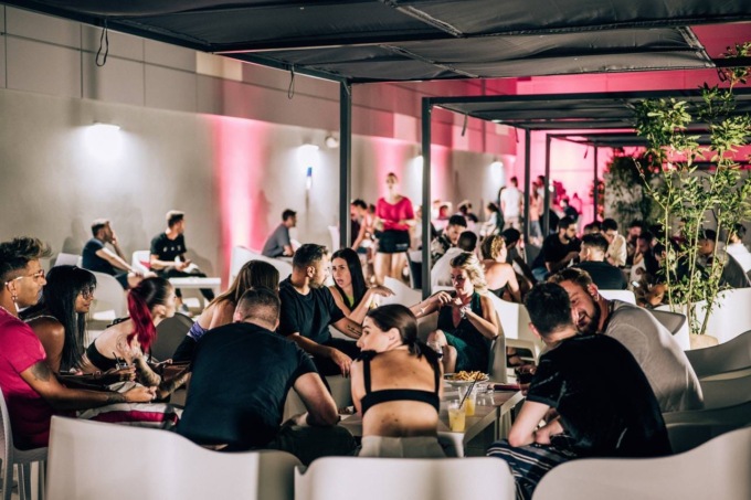 Si chiama “The Roof” ed è la nuova terrazza per aperitivi, cene e cocktail de Le Due Torri