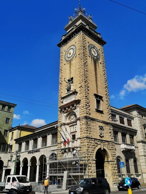 Ecco le impalcature, presto il restauro: la Torre dei Caduti pronta a rifarsi il look