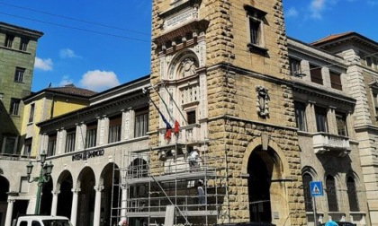 Ecco le impalcature, presto il restauro: la Torre dei Caduti pronta a rifarsi il look