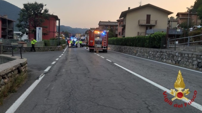 Per evitare due pedoni frena e cade in moto, poi lo investe un’auto: muore 51enne