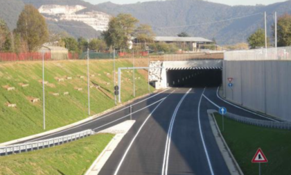 Incidente a Trescore: motociclista grave, si cerca un camion