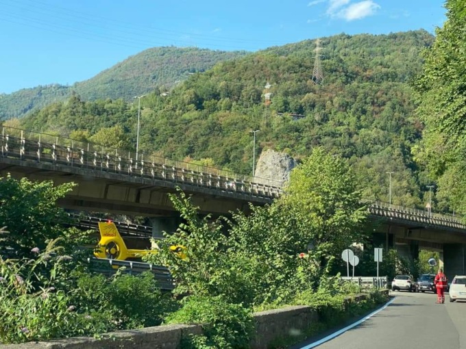 Sedrina: motociclista di 52 anni muore in un incidente. Chiuso lo svincolo per Zogno