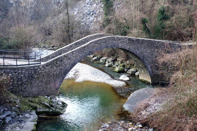 Sversamento di emulsione nel torrente Brembilla, l’azienda si scusa pubblicamente