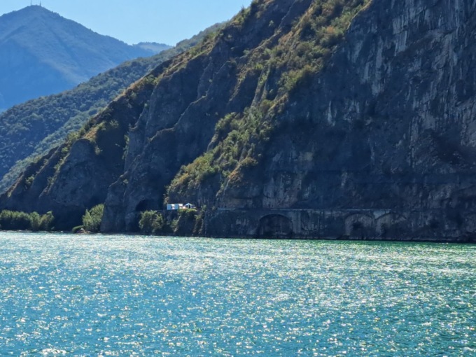 Il lago d’Iseo attende Charlize Theron. Intanto le attività chiuse per il film Netflix saranno risarcite