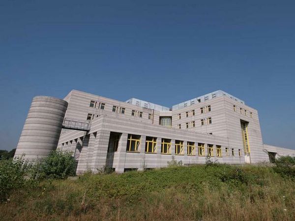 Finalmente verrà demolito il Centro Servizi di Bergamo, ecomostro incompiuto da oltre 28 anni