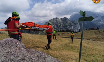 Roncobello, 64enne scivola e si fa male alla caviglia: trasportata in barella fino all'ambulanza