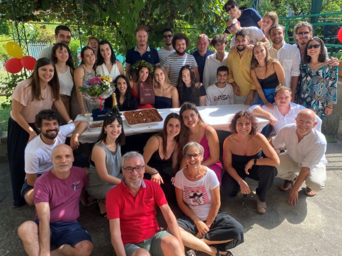 Peia luogo del cuore: amici da tutto il mondo per la laurea delle sorelle Marinoni