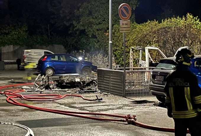 Un boato, poi le fiamme: paura ad Albino, dove nella notte è esploso un camper