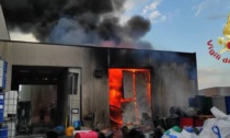 In fiamme un deposito di vernici ad Azzano, colonna di fumo nero visibile in tutta la provincia