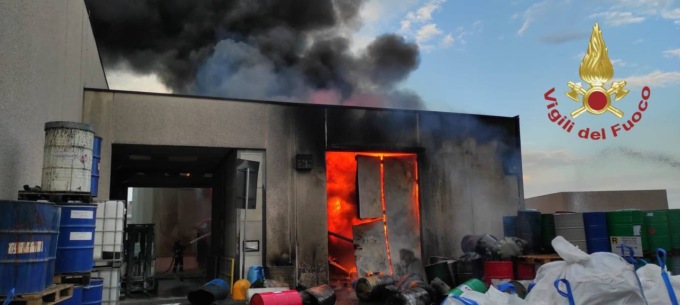 In fiamme un deposito di vernici ad Azzano, colonna di fumo nero visibile in tutta la provincia