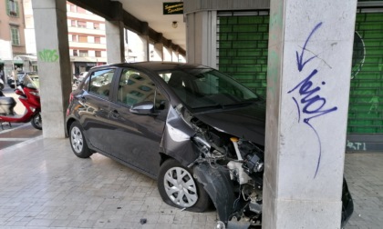 Va in difficoltà col cambio automatico mentre sta parcheggiando, anziana contro pilastro in via Maj