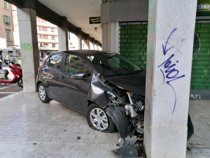 Va in difficoltà col cambio automatico mentre sta parcheggiando, anziana contro pilastro in via Maj