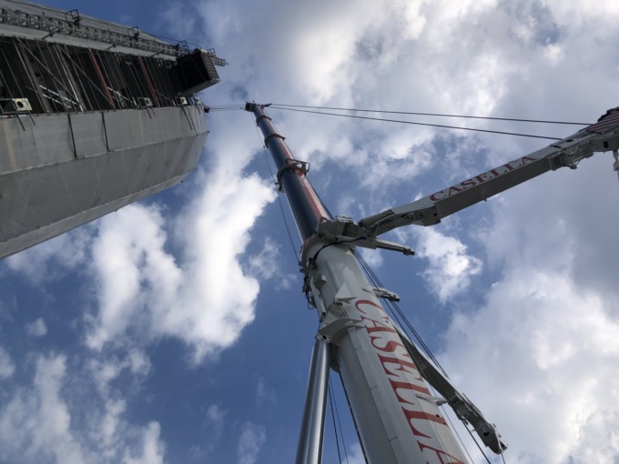 La torre idrica di Ciserano, alta ben 32 metri, viene demolita: più spazio per le scuole