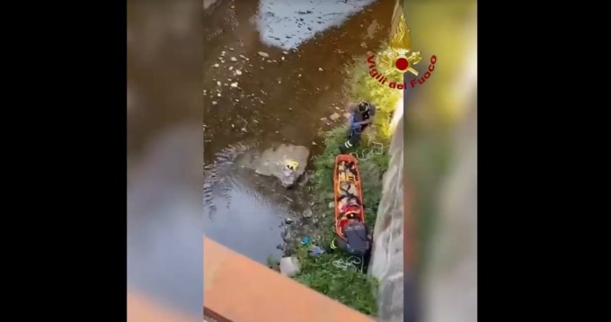 Ranica, donna finisce in un canale: il video del salvataggio dei Vigili del Fuoco di Bergamo