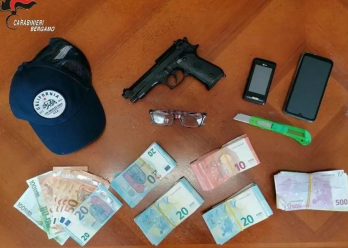 Assaltano una banca a Villongo con taglierino e pistola giocattolo: arrestati