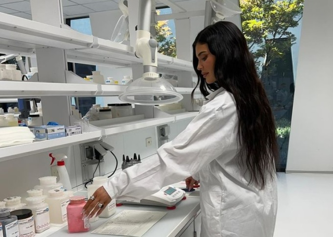 Dopo Selena Gomez, anche Kylie Jenner ha fatto visita alla Art Cosmetics di Fornovo San Giovanni
