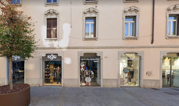 Raffiche di furti nei negozi di via Tiraboschi. La commerciante: «Ho l’ansia, non so più cosa fare»