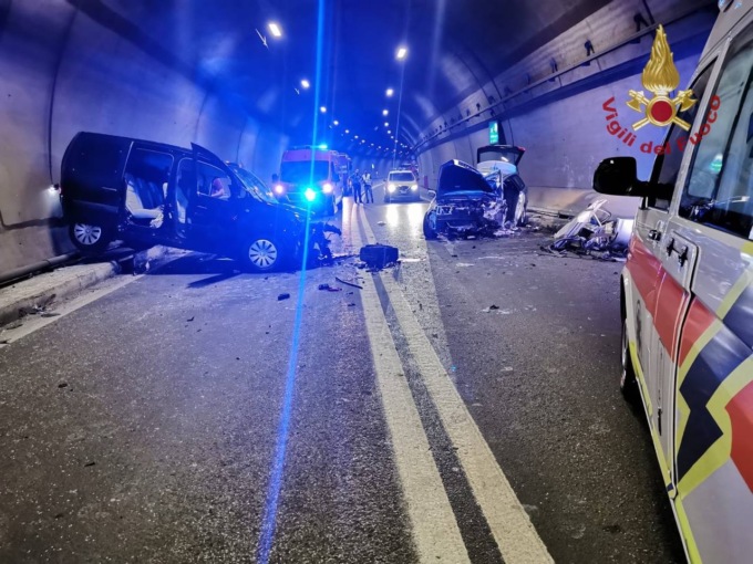 Violento incidente in una galleria a Costa Volpino, quattro feriti (tra cui una bimba di 1 anno)