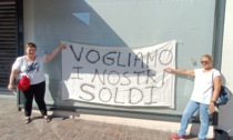 La protesta delle lavoratrici ex Legler fuori dal negozio di Calolziocorte: «Vogliamo i nostri soldi»