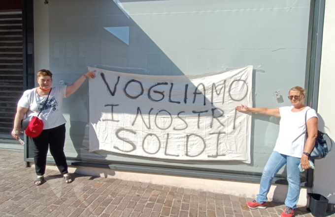 La protesta delle lavoratrici ex Legler fuori dal negozio di Calolziocorte: «Vogliamo i nostri soldi»