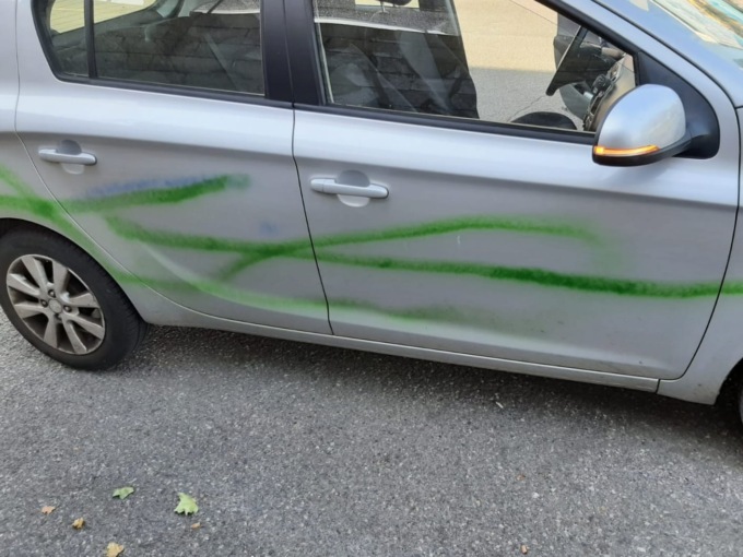 Automobili imbrattate con vernice spray a Cortenuova: un 55enne del posto nei guai