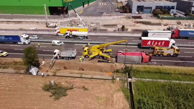 Traffico in tilt lungo l’autostrada A4 dopo Brescia: tir si ribalta e perde un carico di… mucche