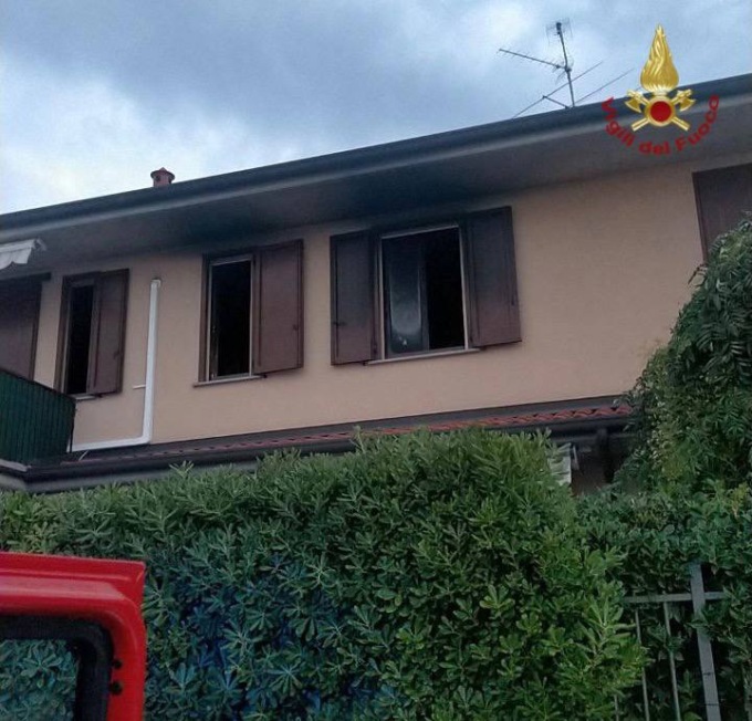Incendio in appartamento a Ponte San Pietro: uomo ustionato al braccio e alla gamba