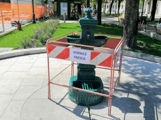 Ridipinta di verde la vedovella sul Sentierone, dopo la petizione online