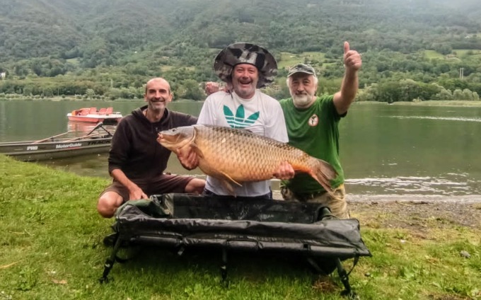 Record incredibile al lago di Endine: Bruno Gargantini pesca una carpa da 31 chili e mezzo
