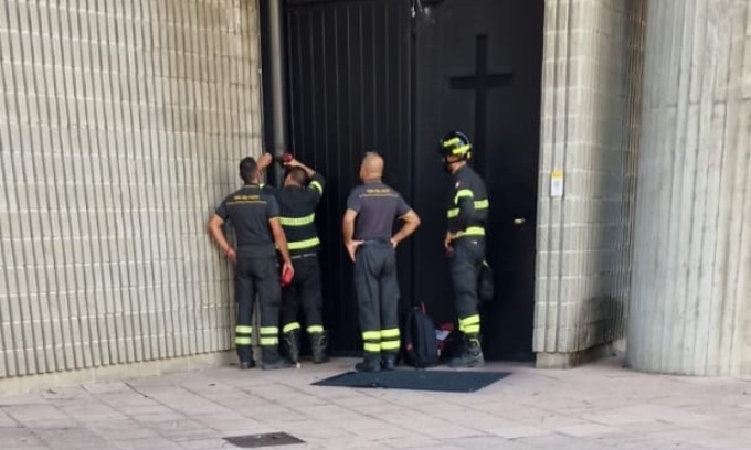 Intervento di Vigili del Fuoco e Polizia Locale, salvato un piccione incastrato in un tubo di scolo