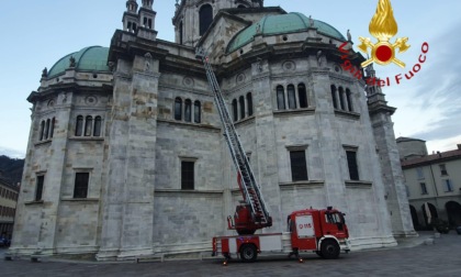 Salgono sul tetto del Duomo di Como per fare delle foto: tra i fermati anche un ragazzo di Nembro