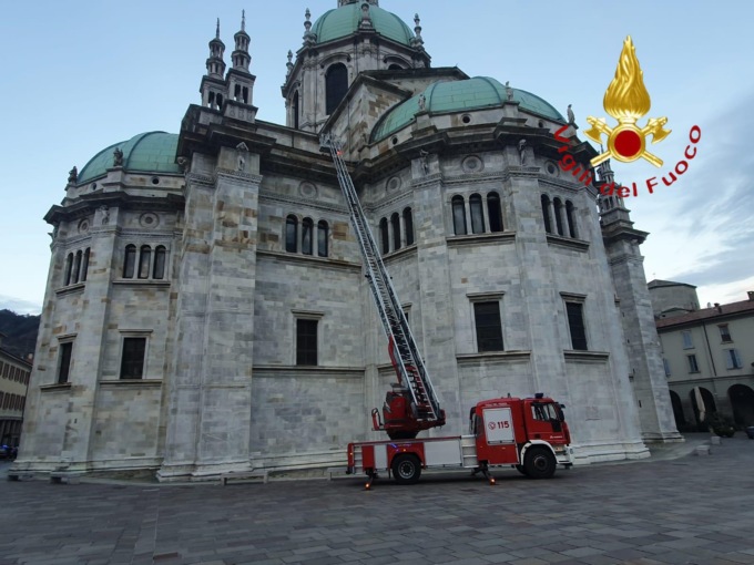 Salgono sul tetto del Duomo di Como per fare delle foto: tra i fermati anche un ragazzo di Nembro