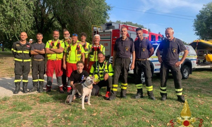 Cane finisce nel fiume, salvato dai vigili del fuoco
