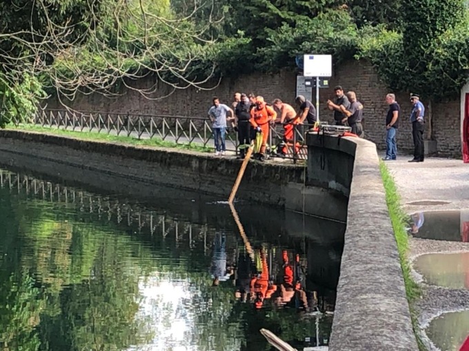 Rinvenuto un cadavere nel Naviglio: vigili del fuoco, Carabinieri ed elicottero sul posto