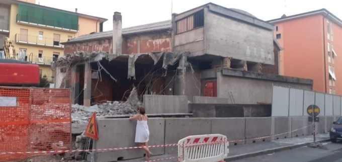 Addio a un pezzo di storia di Valtesse: demolito l’ex cinema Alba Blob House, chiuso da tempo